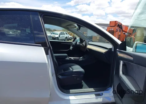 2023 Tesla Model Y Awd/Long Range Dual Motor All-Wheel Drive z USA, uszkodzony, nr VIN 7SAYGDEE1PF752864